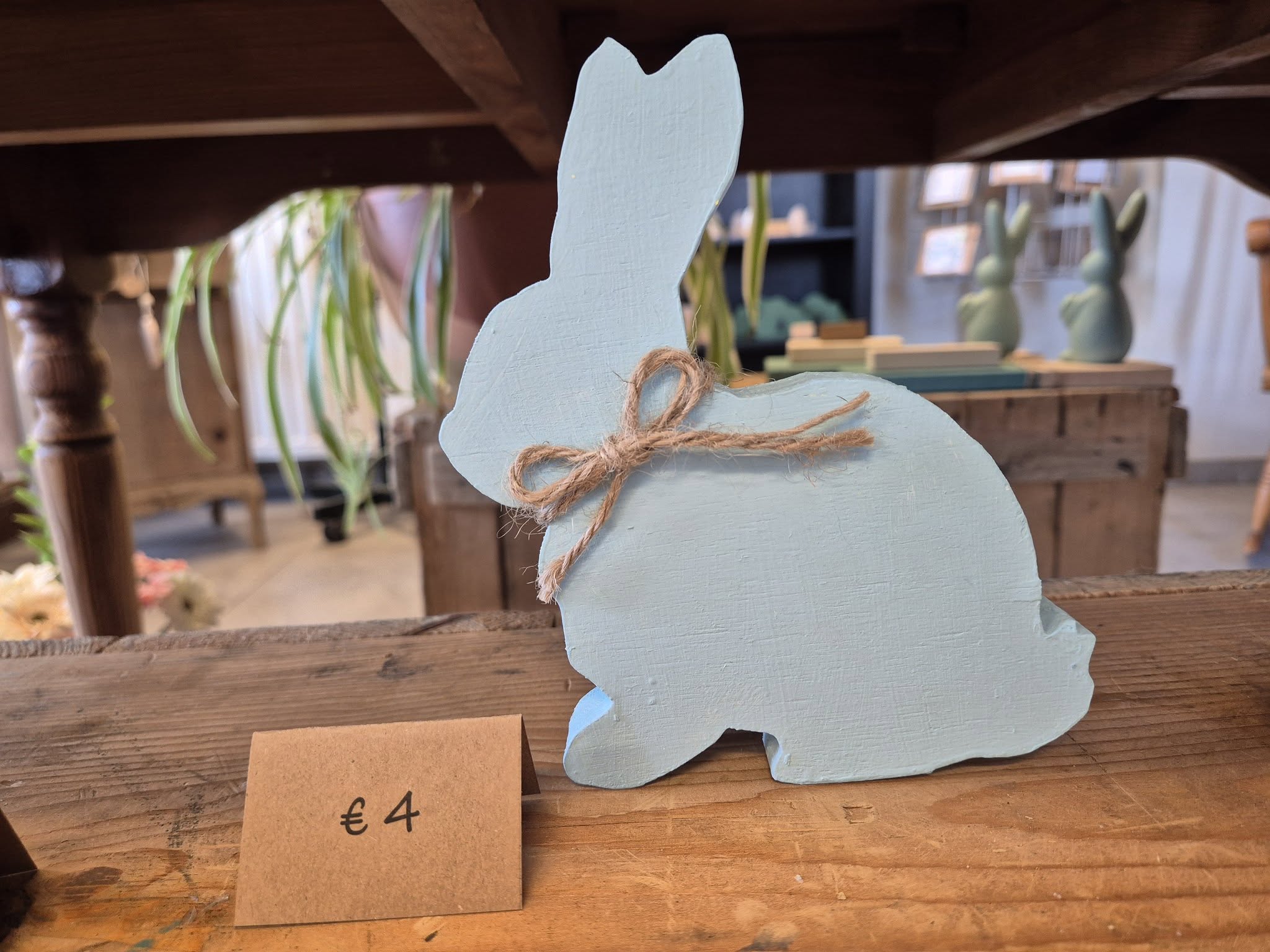Houten konijn met strik