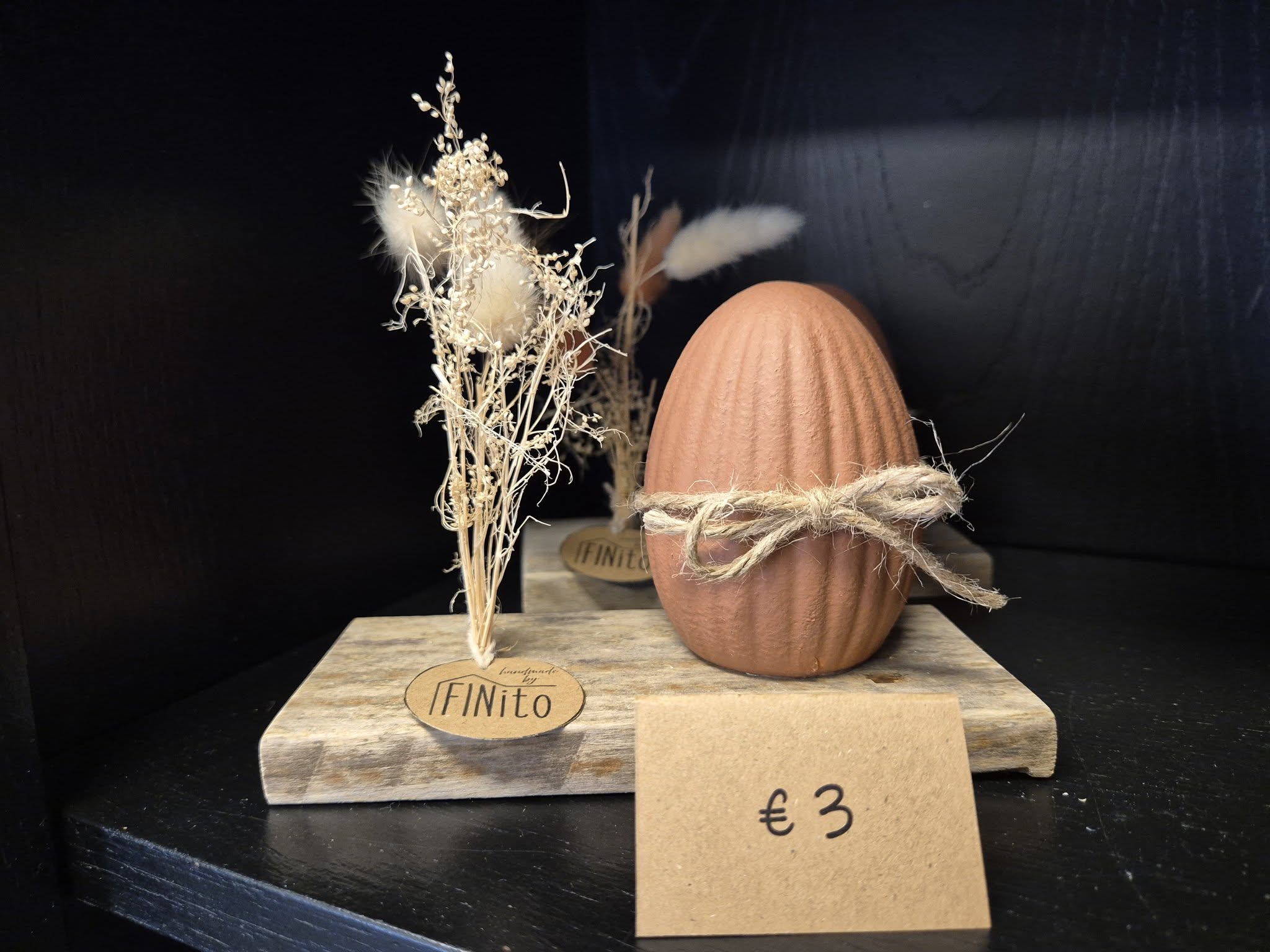 Ei op plankje met droogbloemen