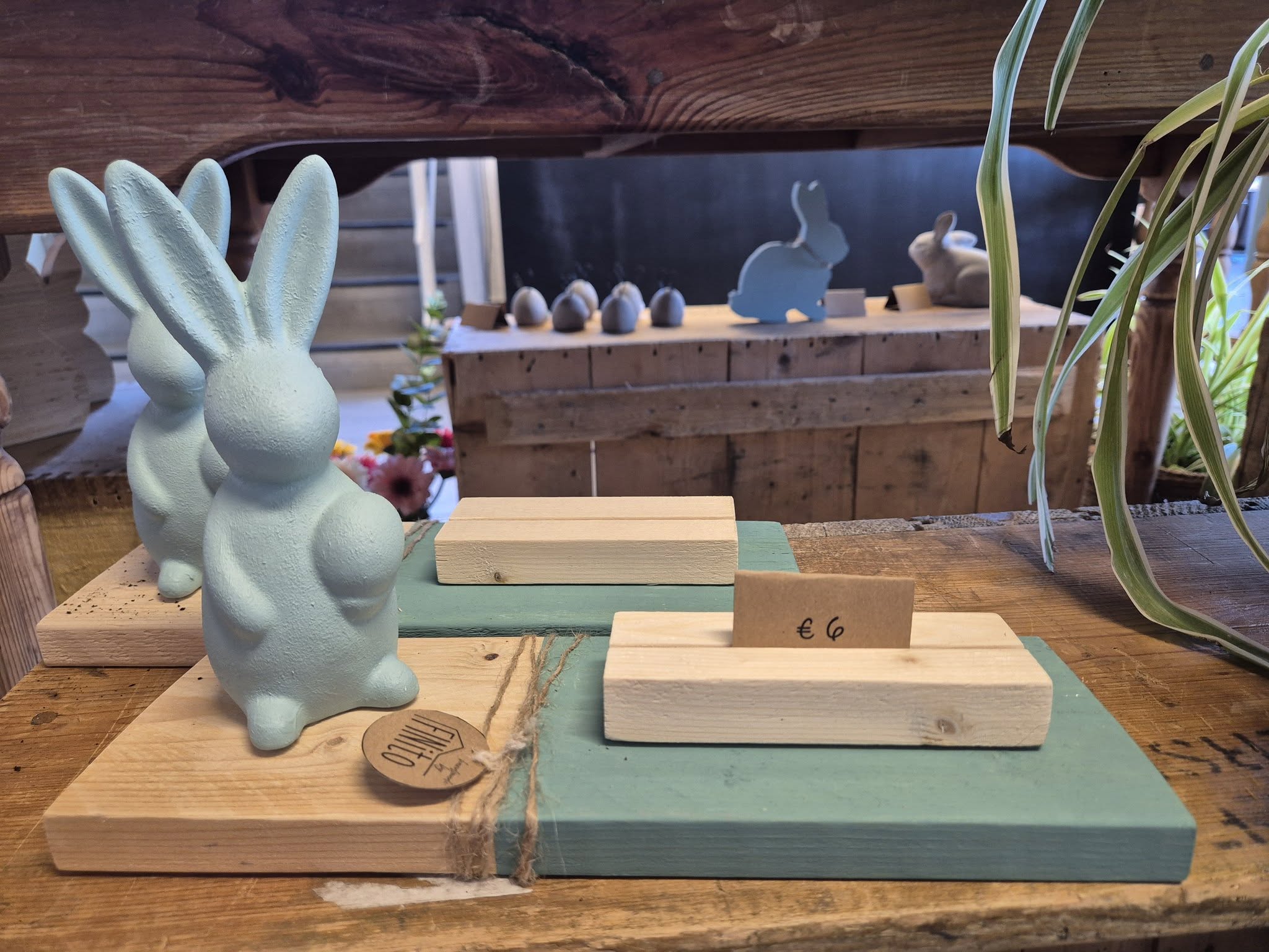 Konijn op plank en kaartenhouder