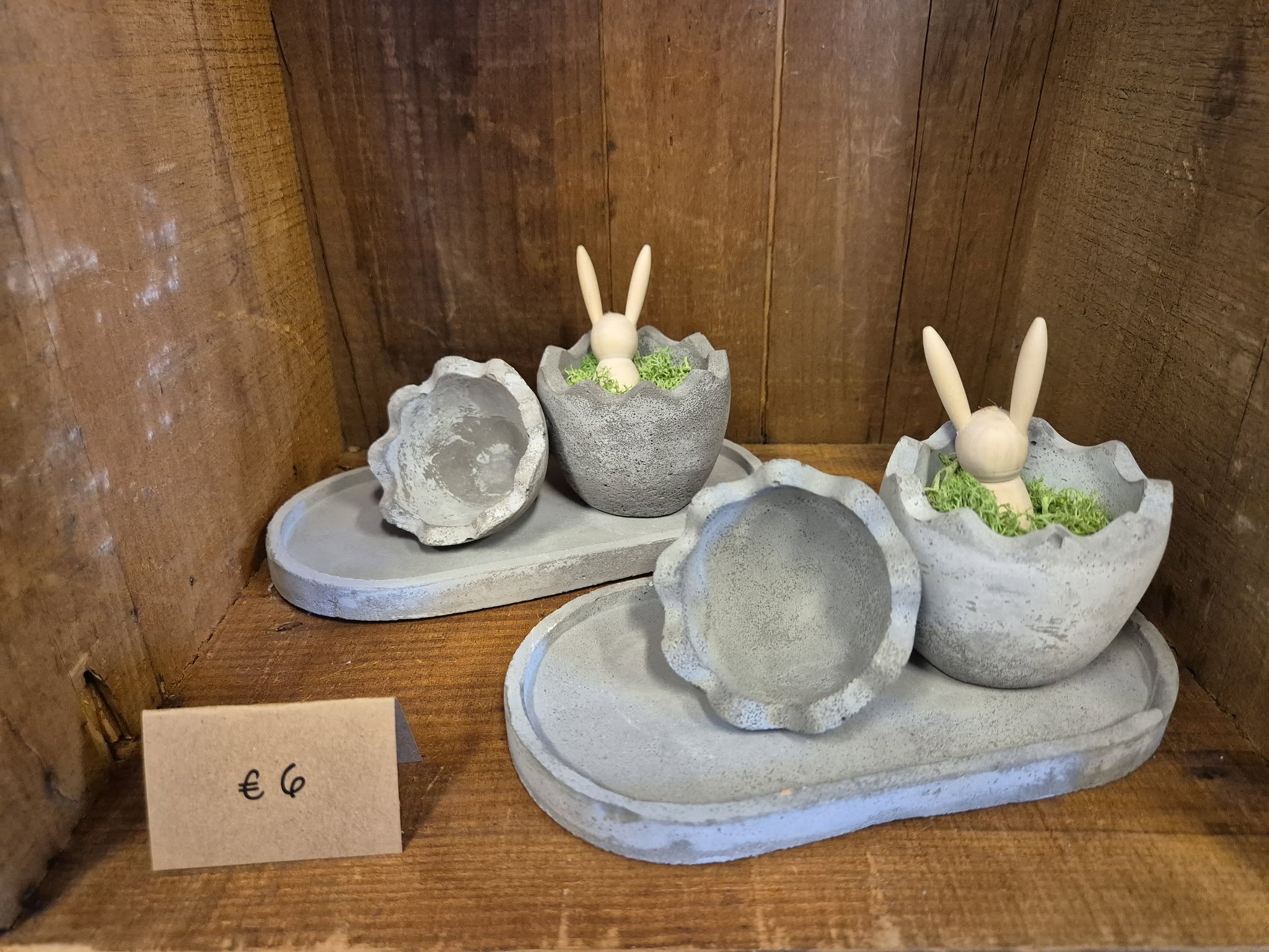 Betonnen ei op schaaltje