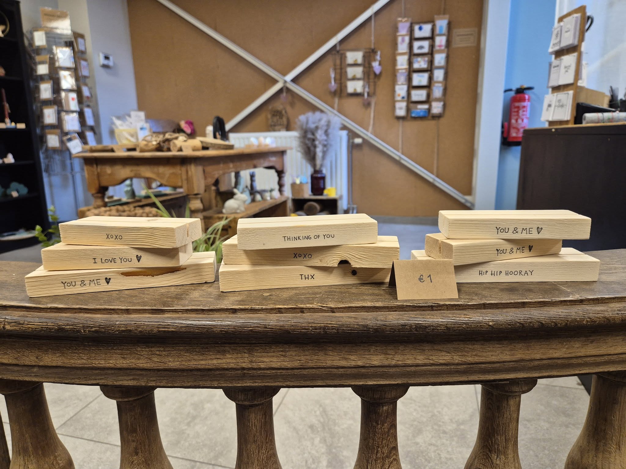 Houten kaartenhouder met quote